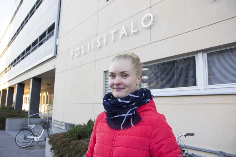 sanna-heittola-pohjanmaan-poliisilaitoksen-edessa-vaaka-2
