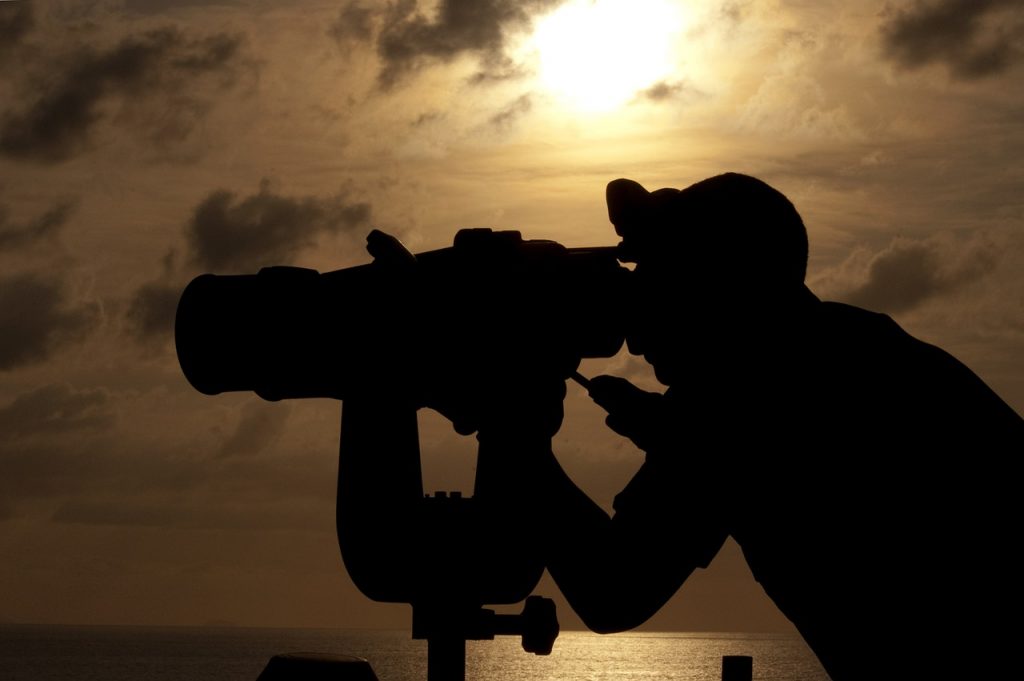 navy-binoculars-760438_1280